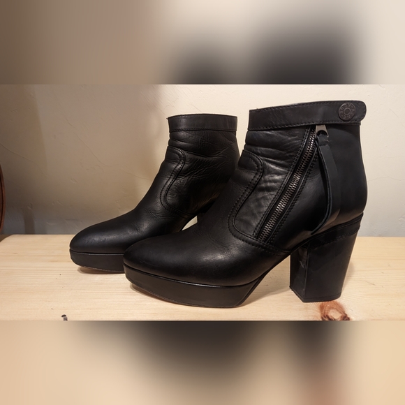 Acne Studios Shoes - Acne Studio point toe booties